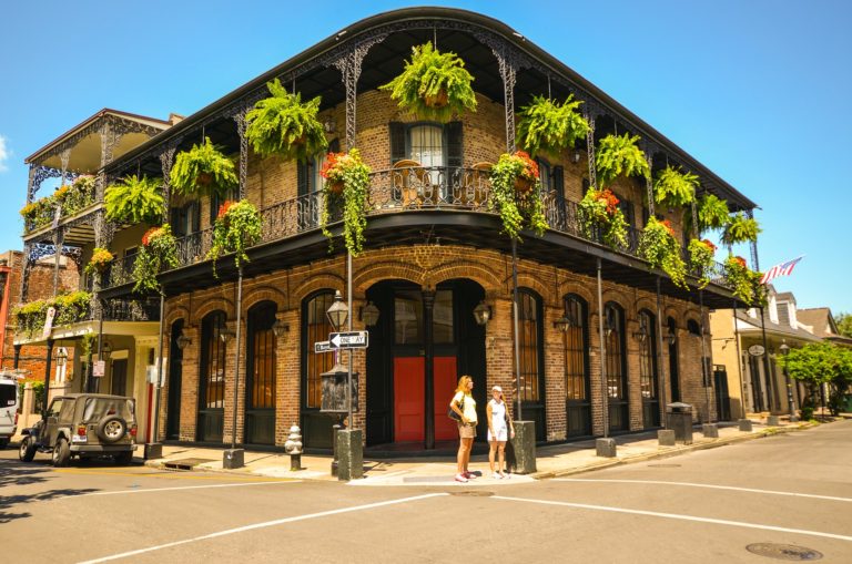 Best Happy Hour in New Orleans Every Bar to Visit!